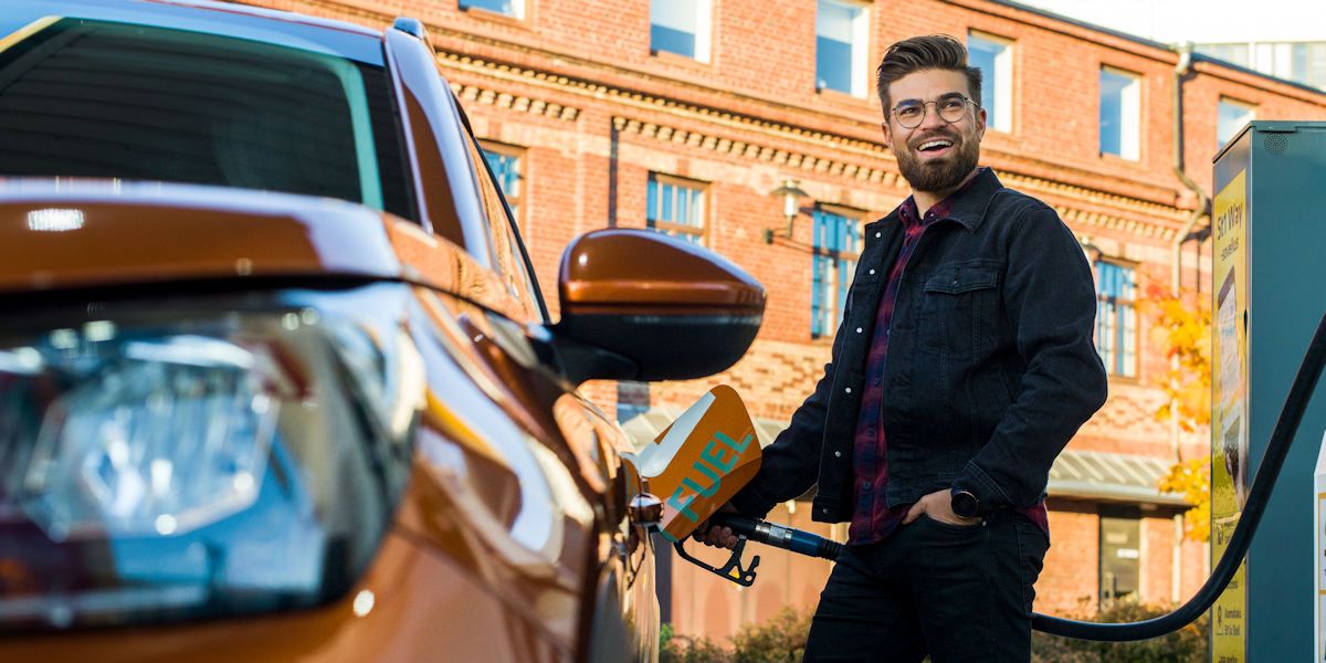 homme remplissant son véhicule avec du Superéthanol-E85