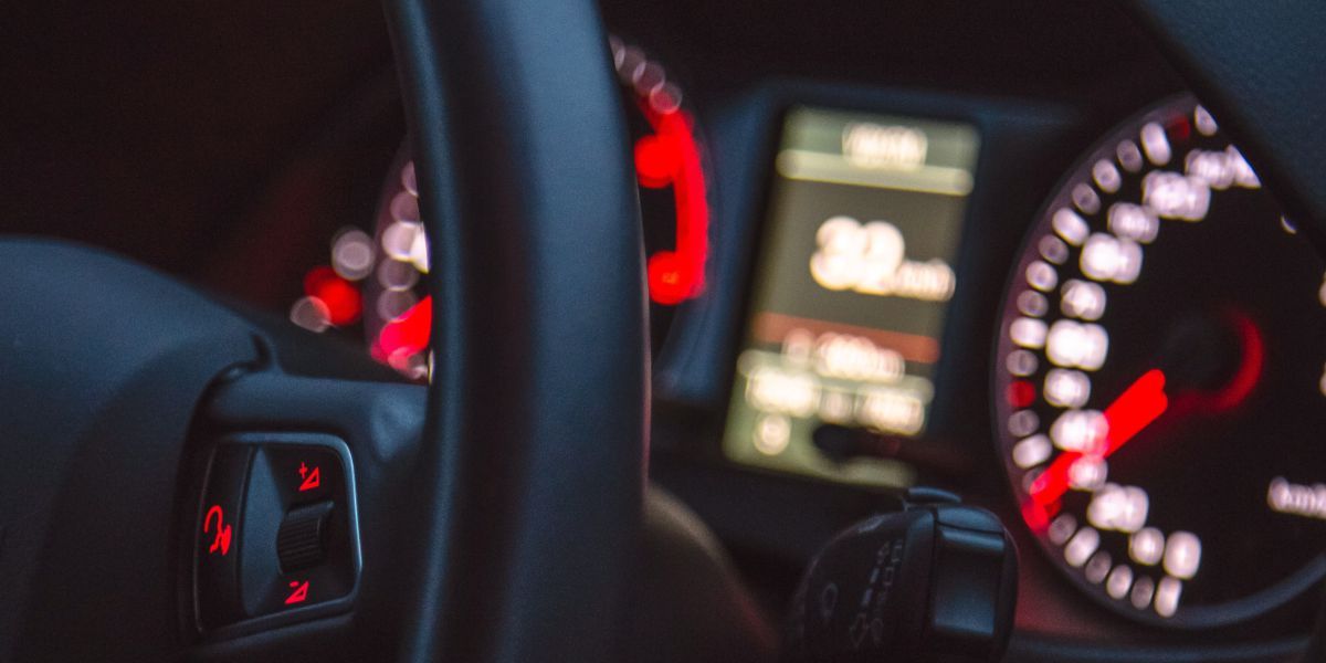 l’intérieur d’une voiture avec le compteur